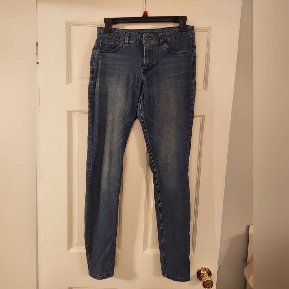 d. Jeans Size 6